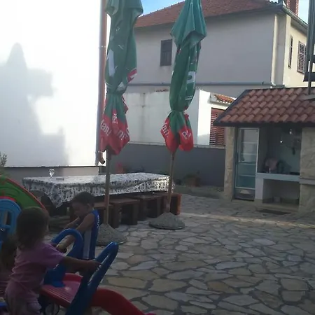 Lola Biograd Na Moru