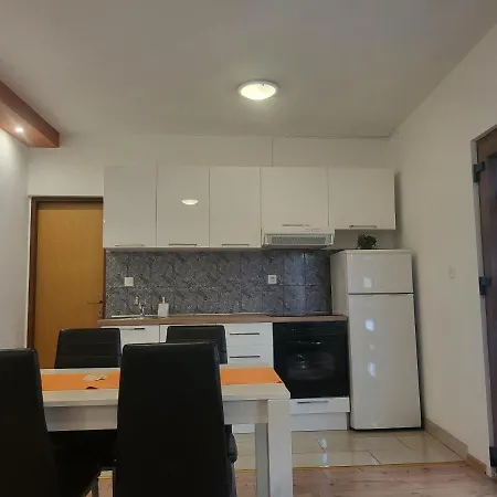 Daire Lola Biograd Na Moru