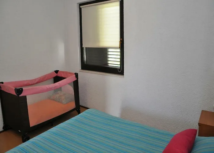 Lola Biograd Na Moru