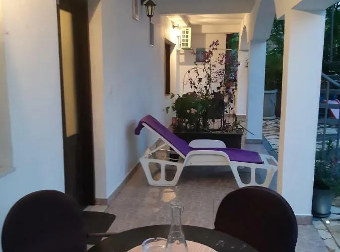 Lola Биоград-на-Мору